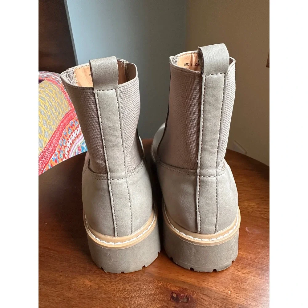 DV Dolce Vita Lobera Taupe Grey Lug Sole Chelsea Ankle Boots Womens 8 Vegan